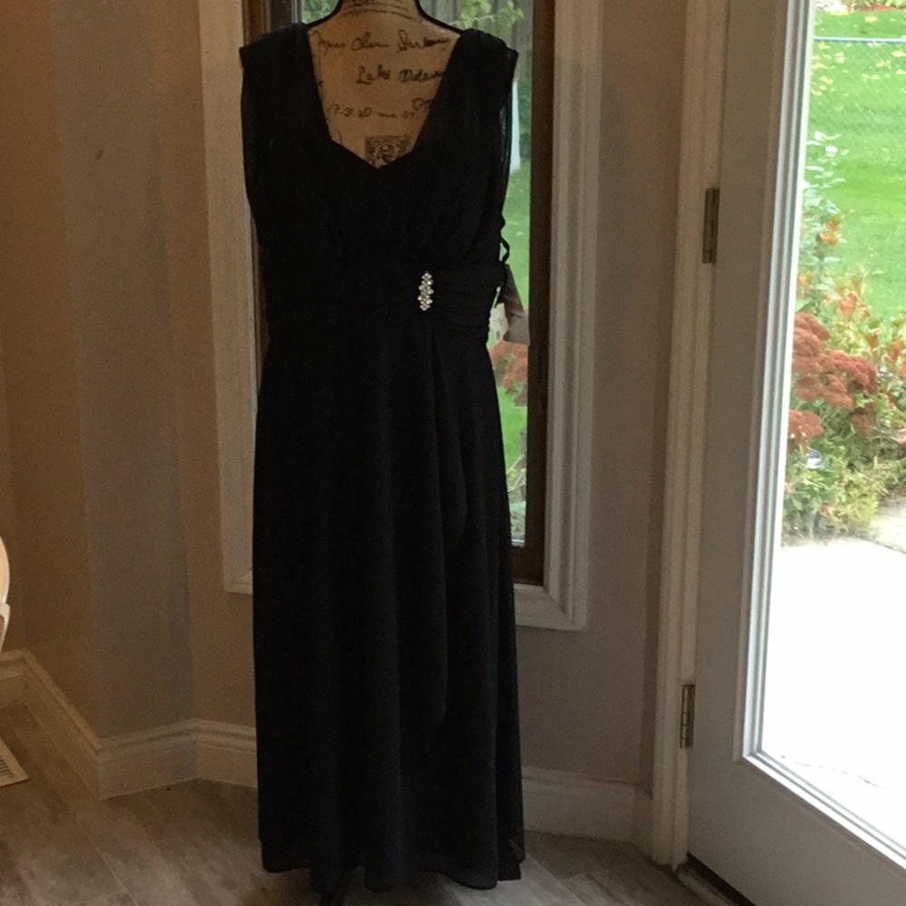 NWT S. L. Fashion Beautiful Black Formal Dress